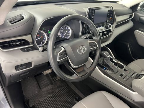 Used 2022 Toyota Highlander XLE image 17