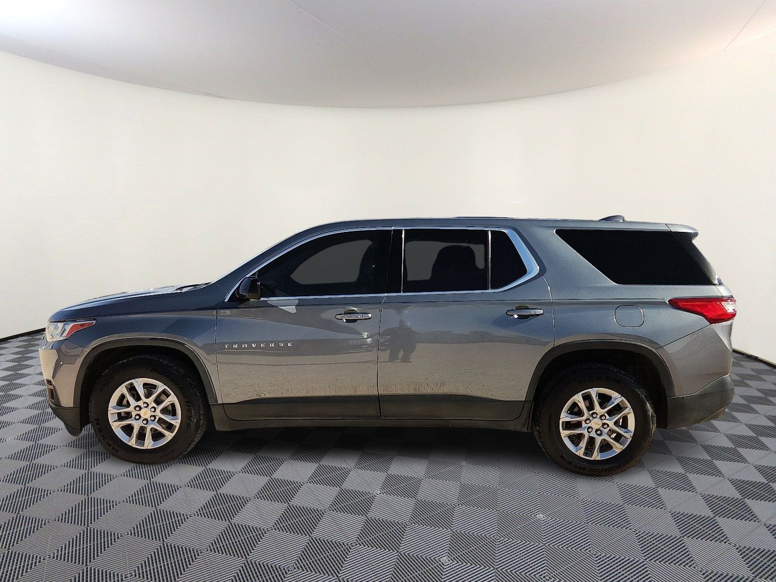 Used 2018 Chevrolet Traverse LS FWD image 2