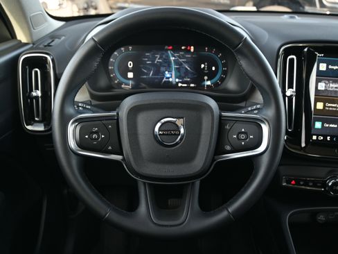 Used 2025 Volvo XC40 B5 Core image 19