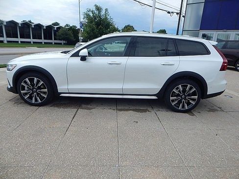 New 2026 Volvo V60 B5 Cross Country Ultra w/ Climate Package image 11