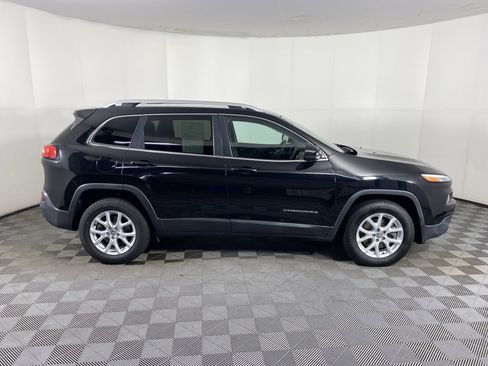 Used 2018 Jeep Cherokee Latitude w/ Safety Group AWD/4WD image 5