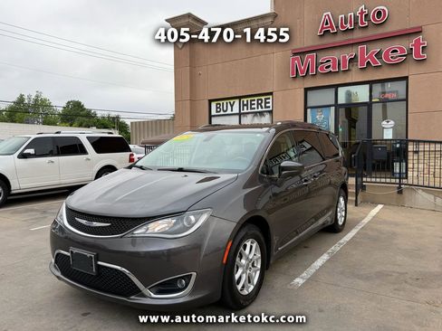 Used 2020 Chrysler Pacifica Touring-L FWD image 1