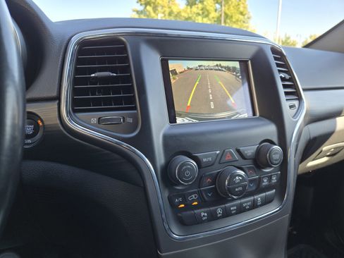 Used 2020 Jeep Grand Cherokee Laredo image 19