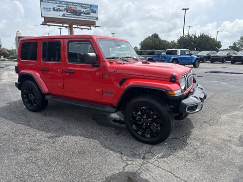 Used 2025 Jeep Wrangler Unlimited Sahara AWD/4WD image 3