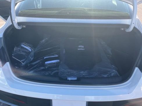 Used 2025 Hyundai Elantra SEL image 11