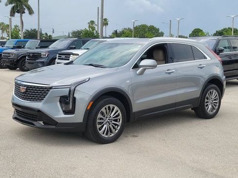 Used 2025 Cadillac XT4 Premium Luxury FWD image 3