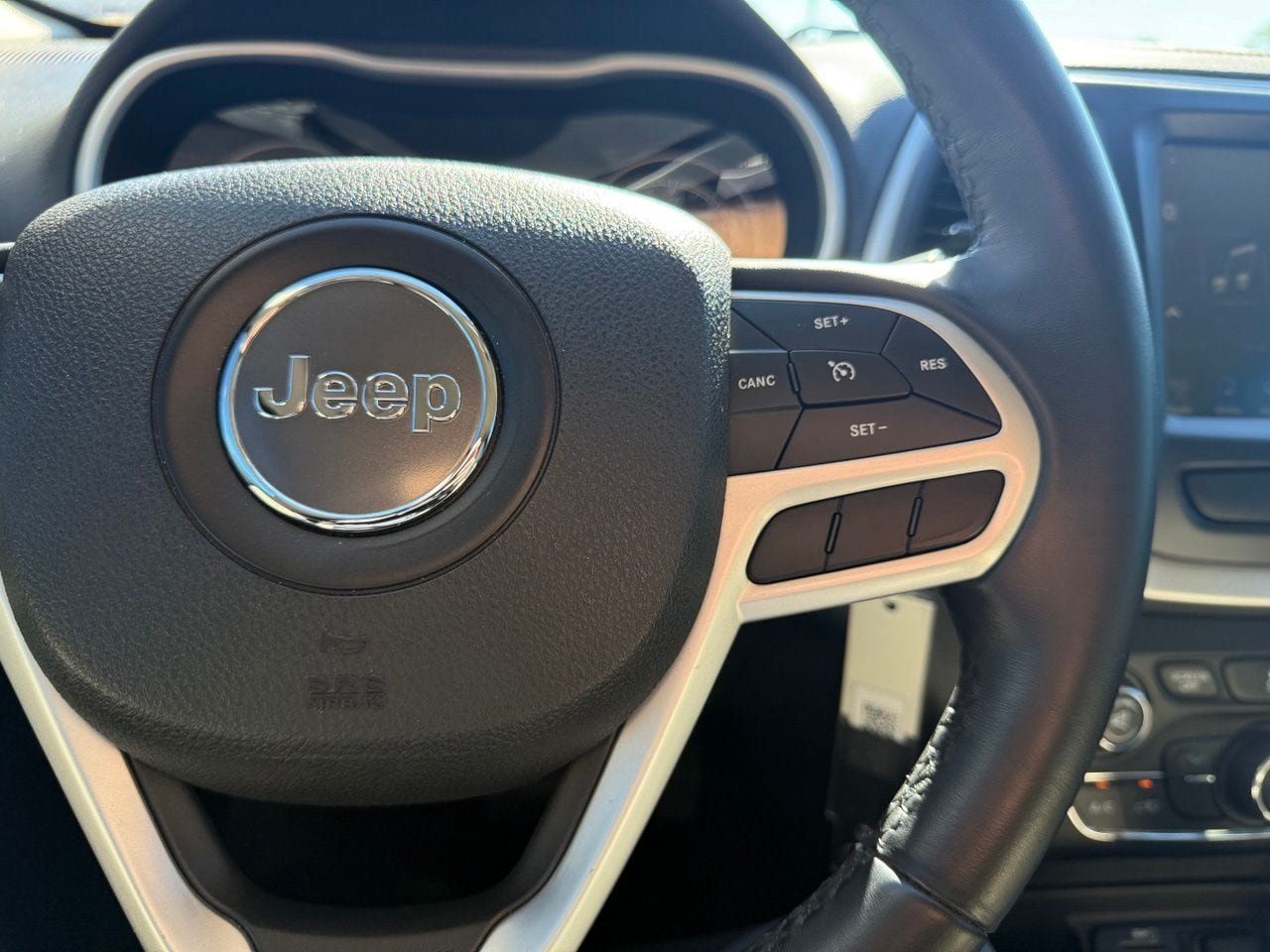 Used 2017 Jeep Cherokee Latitude FWD image 19