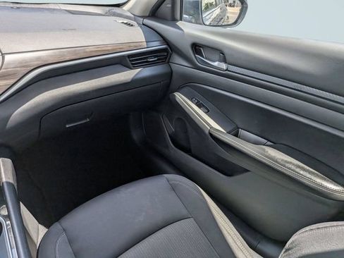 Used 2024 Nissan Altima 2.5 SV FWD image 15