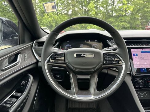 Used 2023 Jeep Grand Cherokee Overland RWD image 24