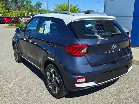 Certified 2023 Hyundai Venue Limited w/ Cargo Package FWD image 7