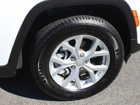 Used 2024 Jeep Grand Cherokee Limited image 32