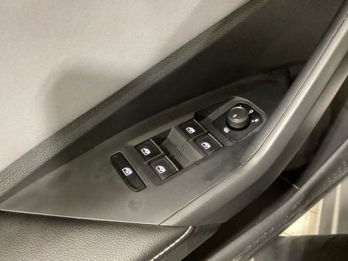 Used 2025 Volkswagen Jetta SE w/ Sunroof Package image 20