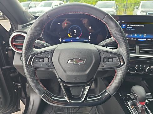 Used 2024 Chevrolet Trax RS w/ Sunroof Package FWD image 17