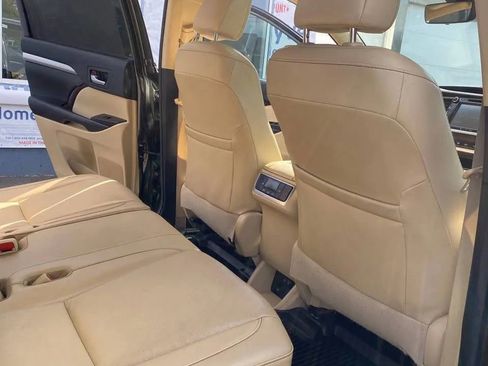 Used 2019 Toyota Highlander XLE image 28