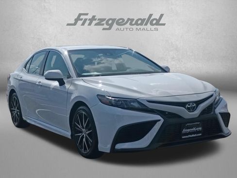 Used 2021 Toyota Camry SE FWD image 1