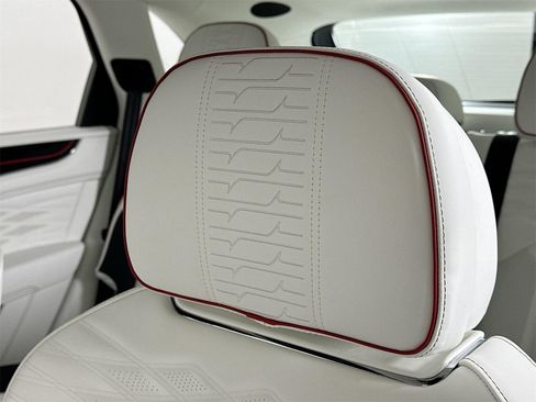 Used 2025 Bentley Bentayga image 19