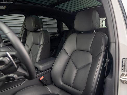 Certified 2025 Porsche Macan image 5