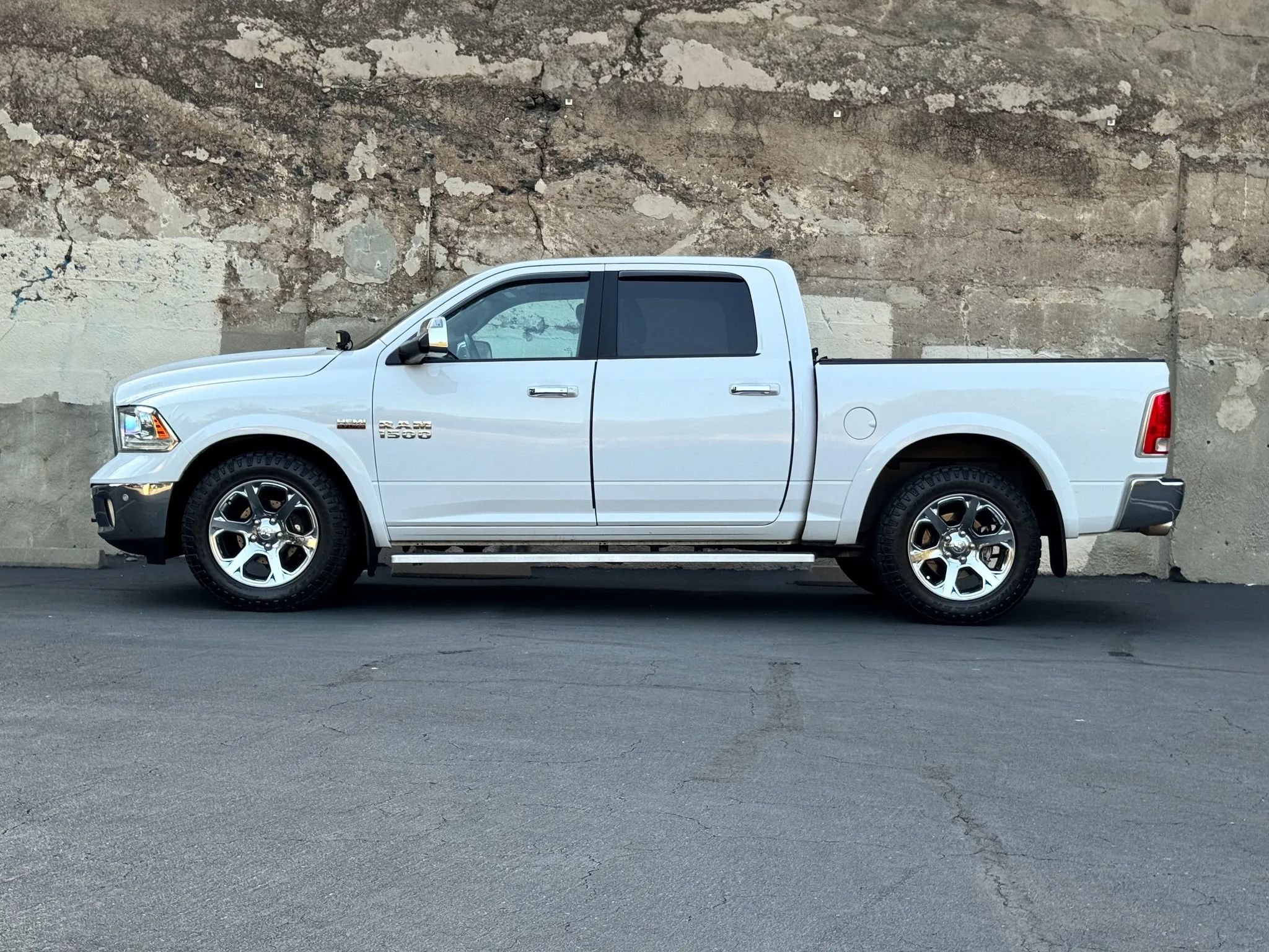Used 2017 RAM 1500 Laramie w/ Convenience Group AWD/4WD image 11