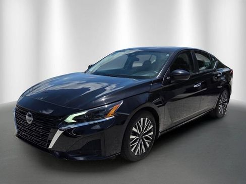 Used 2024 Nissan Altima 2.5 SV w/ SV Premium Package FWD image 2