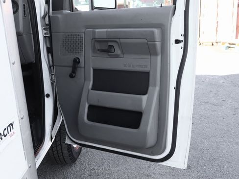 Used 2016 Ford E-350 and Econoline 350 Super Duty image 31