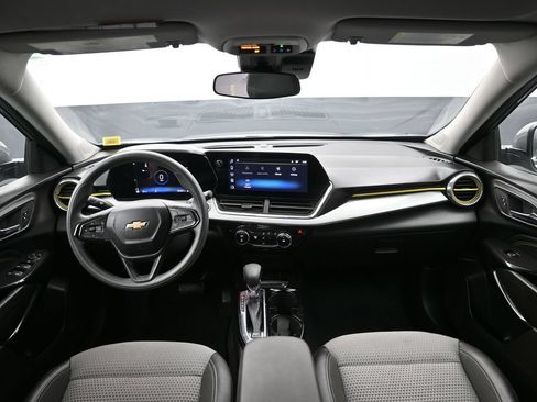 Used 2025 Chevrolet Trax LT FWD image 10