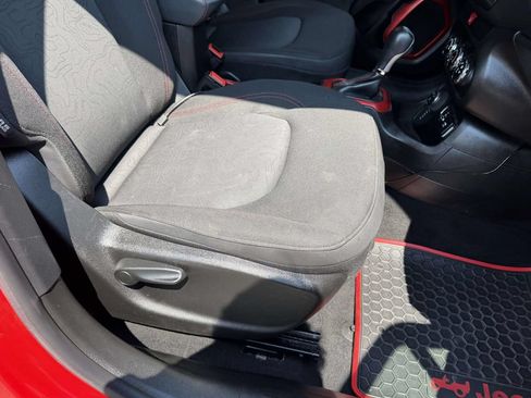 Used 2017 Jeep Renegade Trailhawk AWD/4WD image 9