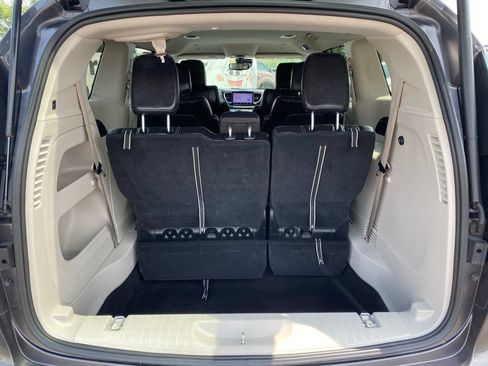 Used 2022 Chrysler Pacifica Touring-L FWD image 5