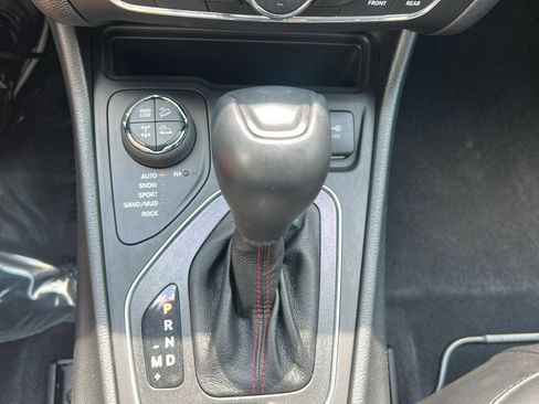 Used 2022 Jeep Cherokee Trailhawk AWD/4WD image 25