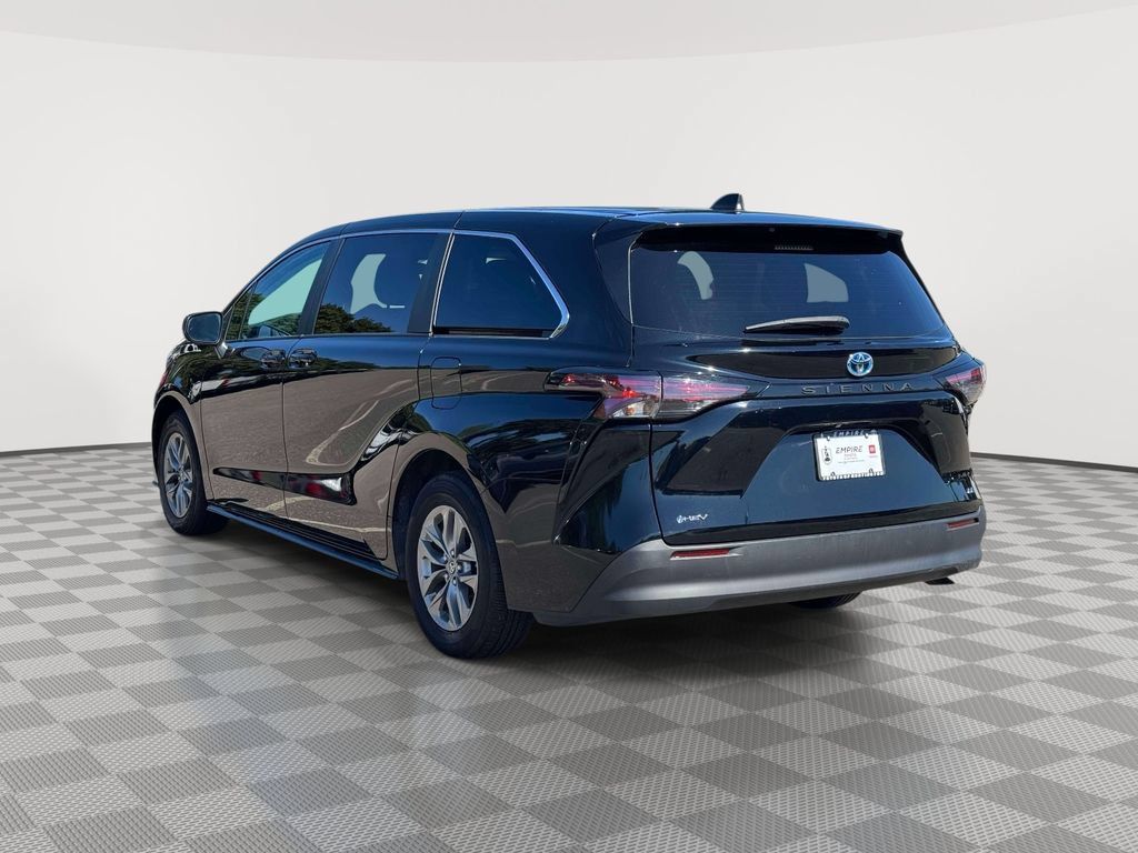 Used 2025 Toyota Sienna LE FWD image 5