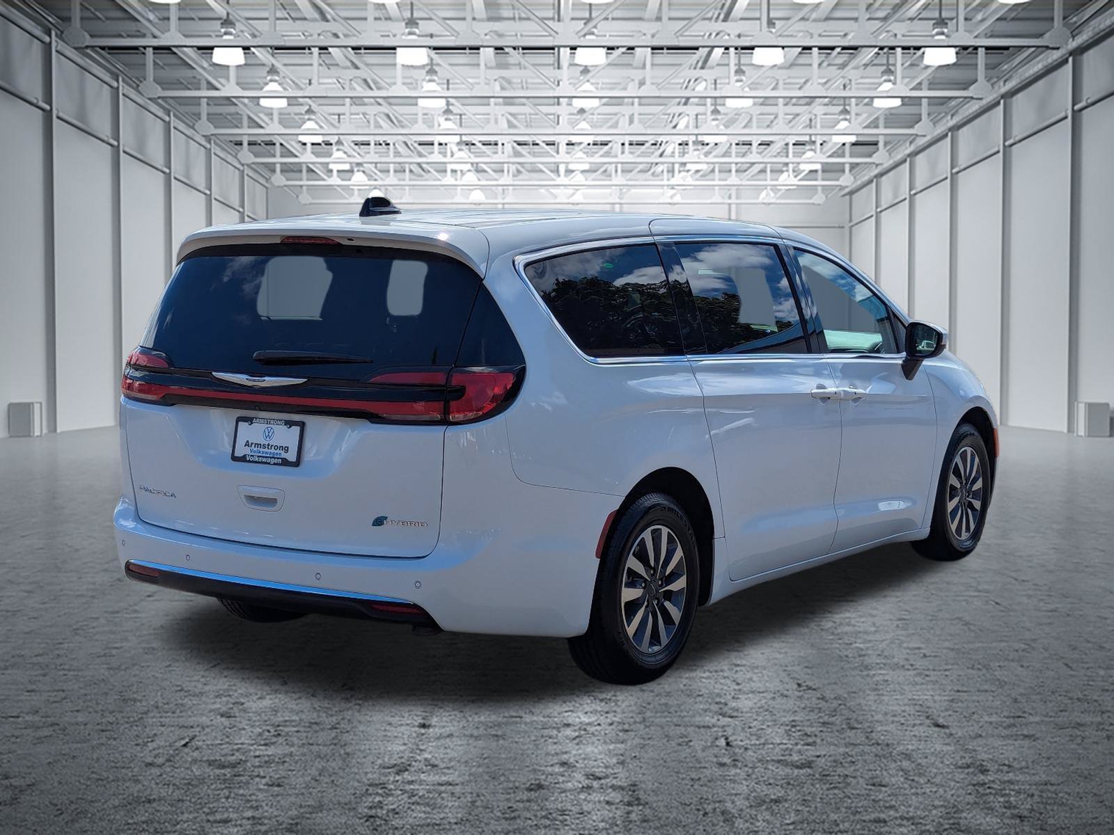 Used 2023 Chrysler Pacifica Touring-L FWD image 5