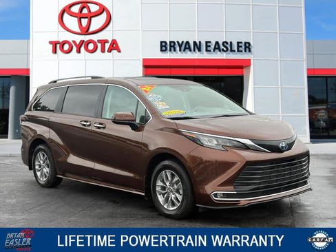 Used 2024 Toyota Sienna XLE FWD image 1