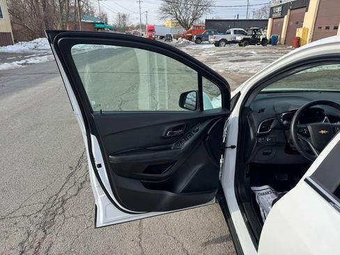 Used 2018 Chevrolet Trax LT w/ LT Convenience Package image 9