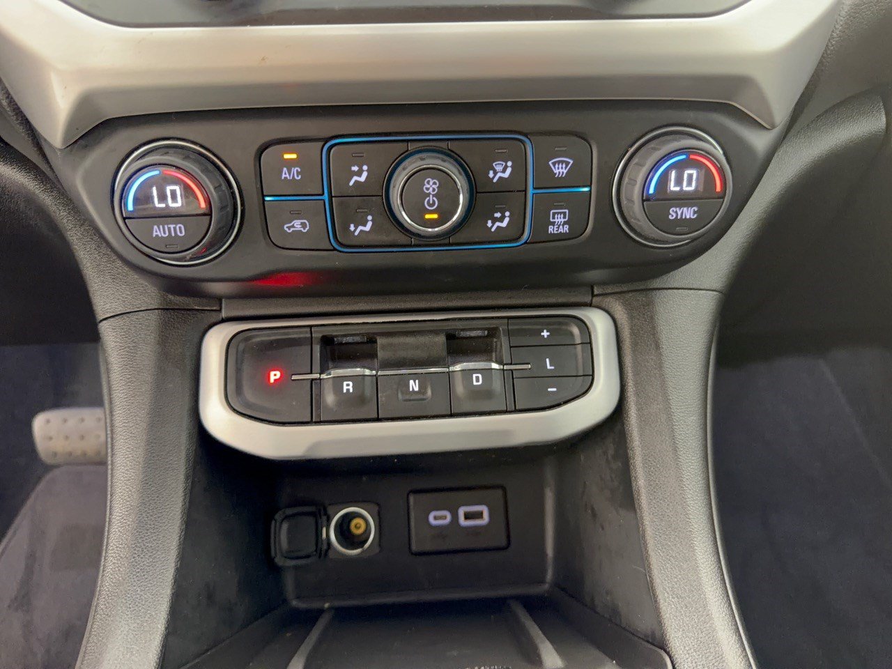 Used 2023 GMC Acadia SLE w/ Elevation Edition FWD image 21
