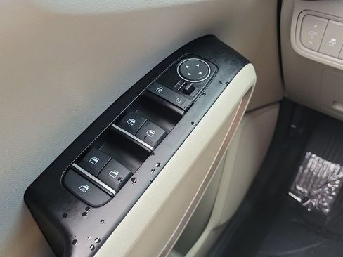 Used 2025 Kia Soul LX FWD image 17