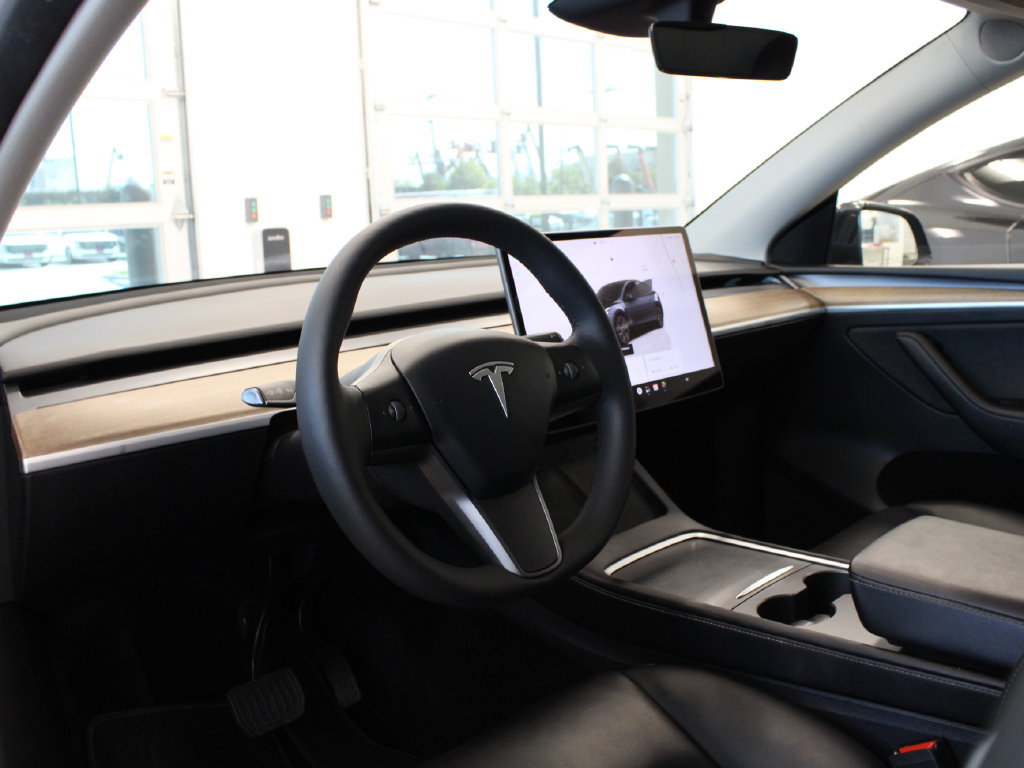 Used 2025 Tesla Model Y Long Range RWD image 11