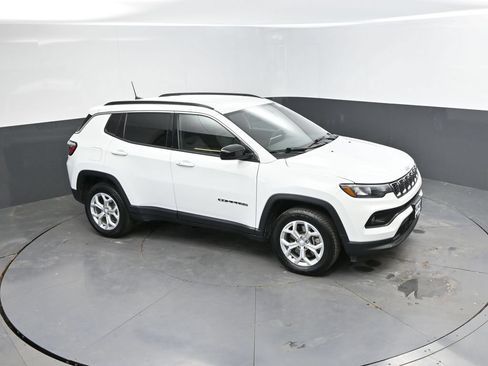 Used 2024 Jeep Compass Latitude AWD/4WD image 25