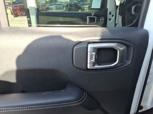 Used 2019 Jeep Wrangler Unlimited Sahara image 21