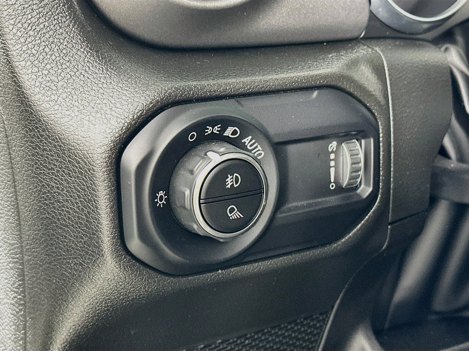 Used 2023 Jeep Gladiator Sport AWD/4WD image 10