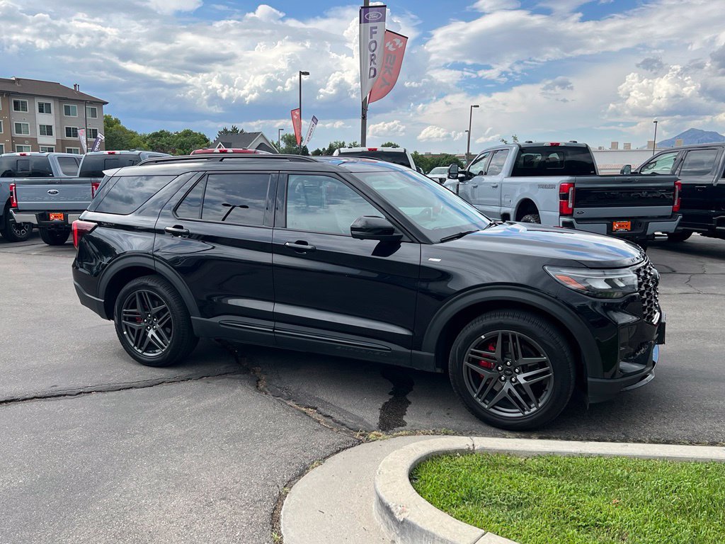 Used 2025 Ford Explorer ST-Line w/ ST-Line Street Pack AWD/4WD image 6