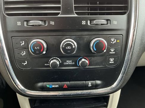 Used 2017 Dodge Grand Caravan SE FWD image 18