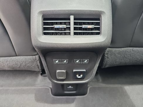 Used 2018 Chevrolet Equinox Premier FWD image 26