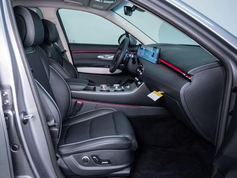 Used 2026 Genesis GV70 2.5T Select image 11