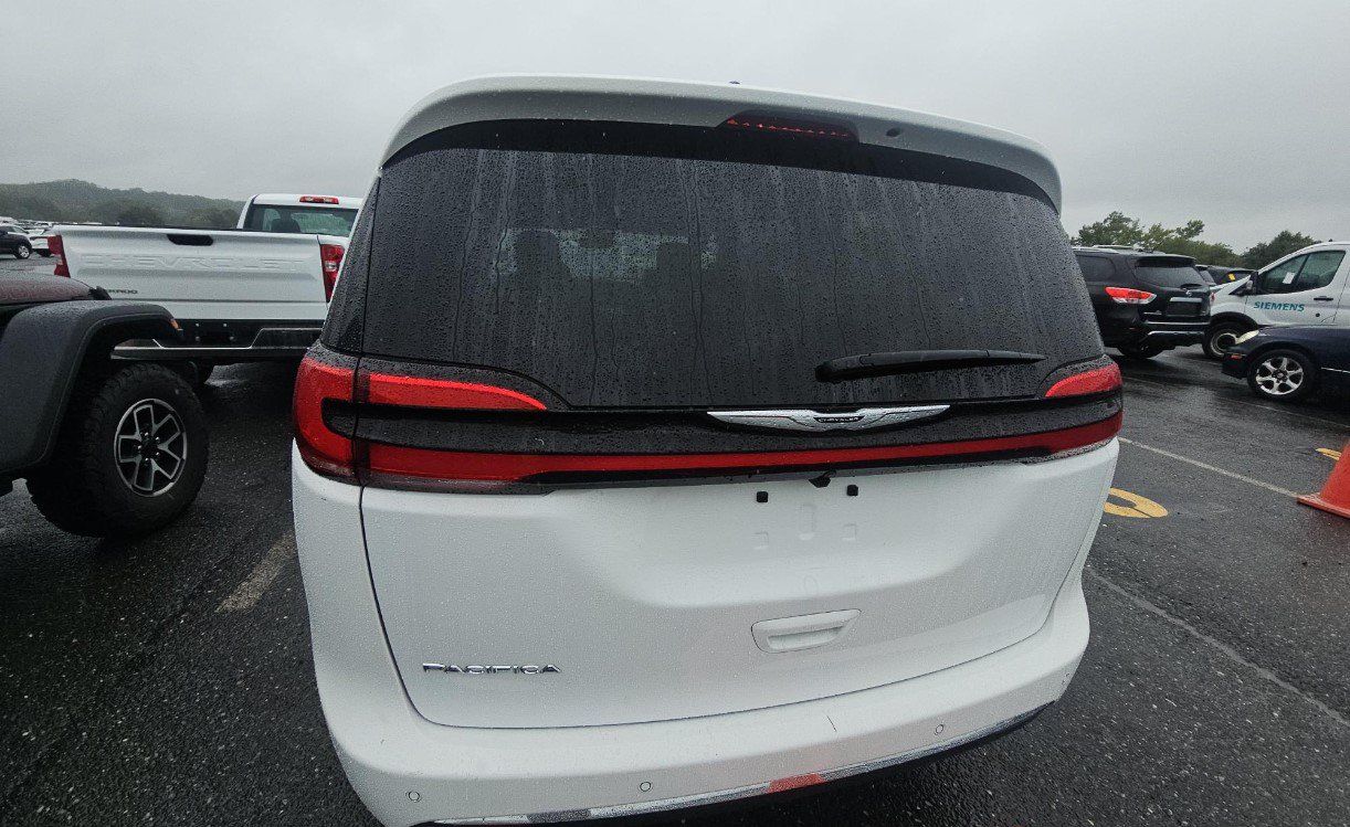 Used 2026 Chrysler Pacifica Select FWD image 5