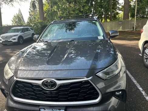 Used 2020 Toyota Highlander XLE AWD/4WD image 2