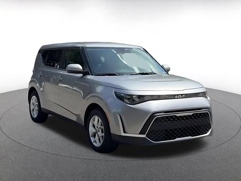Used 2025 Kia Soul LX w/ LX Technology Package FWD image 3