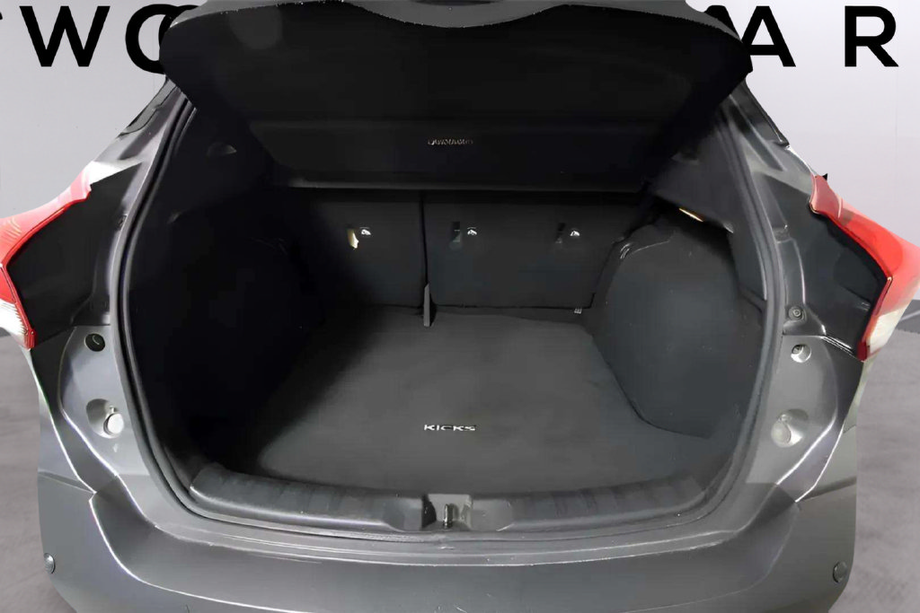 Used 2020 Nissan Kicks SR FWD image 9