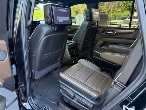 Used 2025 GMC Yukon Denali Ultimate AWD/4WD image 32