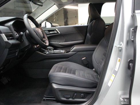 New 2025 Mitsubishi Outlander SE image 6