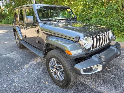 Used 2025 Jeep Wrangler Unlimited Sahara AWD/4WD image 3