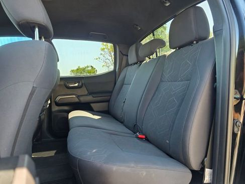 Used 2018 Toyota Tacoma TRD Sport AWD/4WD image 17